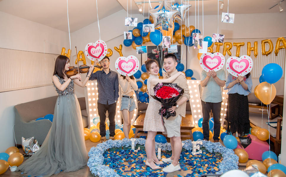 西安小伙亲手制造浪漫创意求婚策划全楼居民为其助力