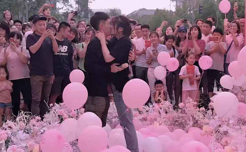 沈阳浪漫男生千根蜡烛街头求婚创意千辛万苦只为博她一笑