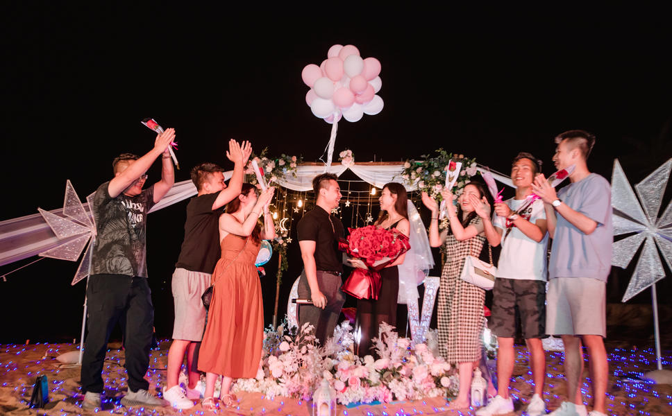 成都男子春熙路街头求婚百名亲友团见证幸福