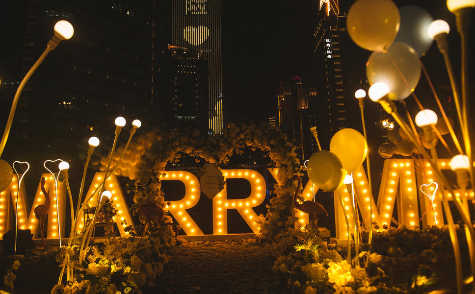 唯美纱幔从天而降的选落在空中,背景墙由粉红玫瑰制定制的灯光效应在