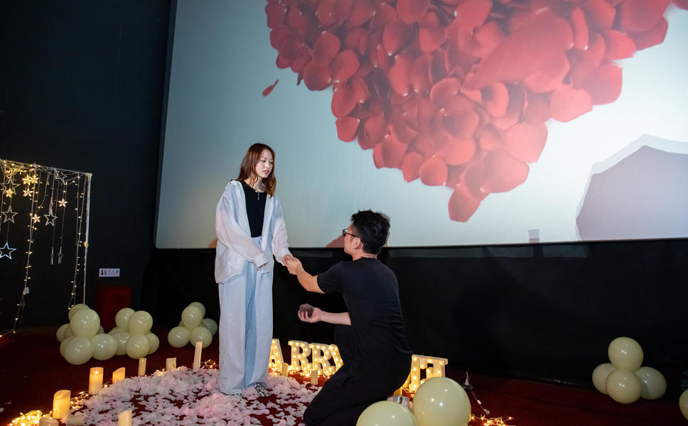 标准求婚动作分为以下几步:1,花在身后;2,来到姑娘身前;3,诉说思恋与