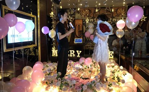 大学生求婚视频_大学校园求爱视频_学校浪漫感人表白求婚视频 - 特一